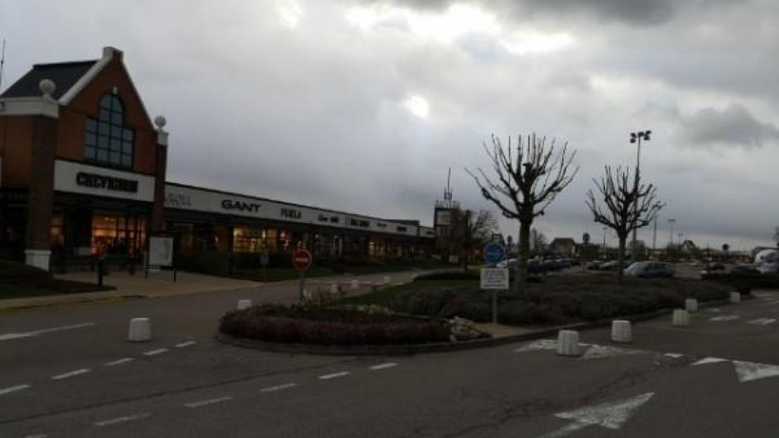 Le centre Mc Arthur Glen temporairement ferm cause des rafales